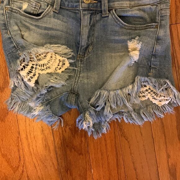 Sneak peek size medium distressed shorts with embroidery lining on the sides - Picture 4 of 11